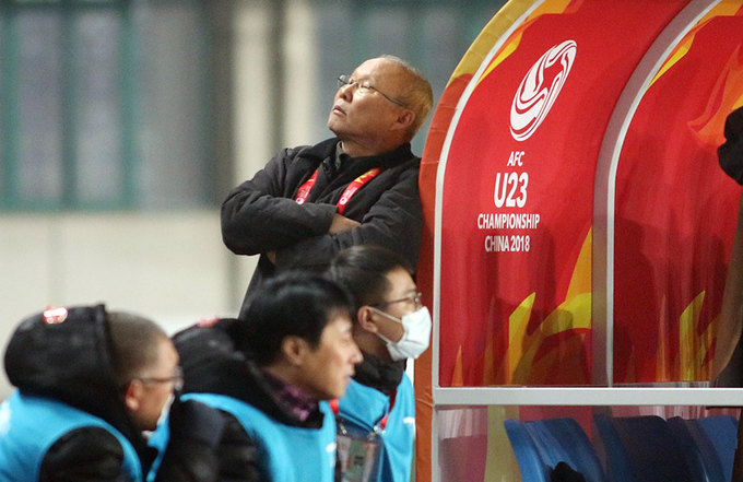 HLV Park Hang-seo nép sau khu kỹ thuật, vì quá căng thẳng cuối trận